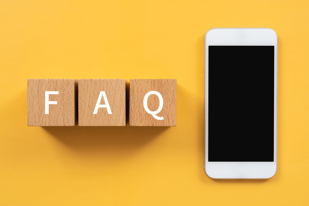 FAQと書かれた積み木とスマートフォン